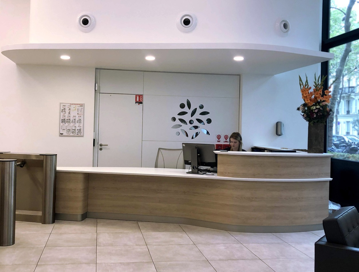 Agencement d'une banque d'accueil sur mesure accessible aux personnes à mobilité réduite