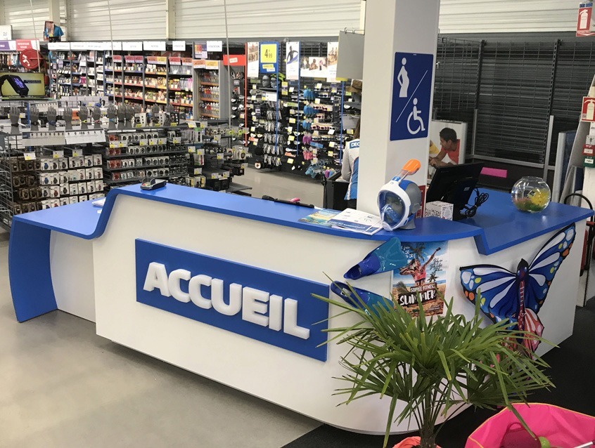 Agencement d'une banque d'accueil pour un magasin de sport