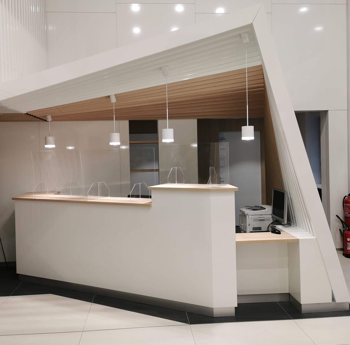 Agencement d'une banque d'accueil sur mesure pour un bâtiment d'entreprise Parisien
