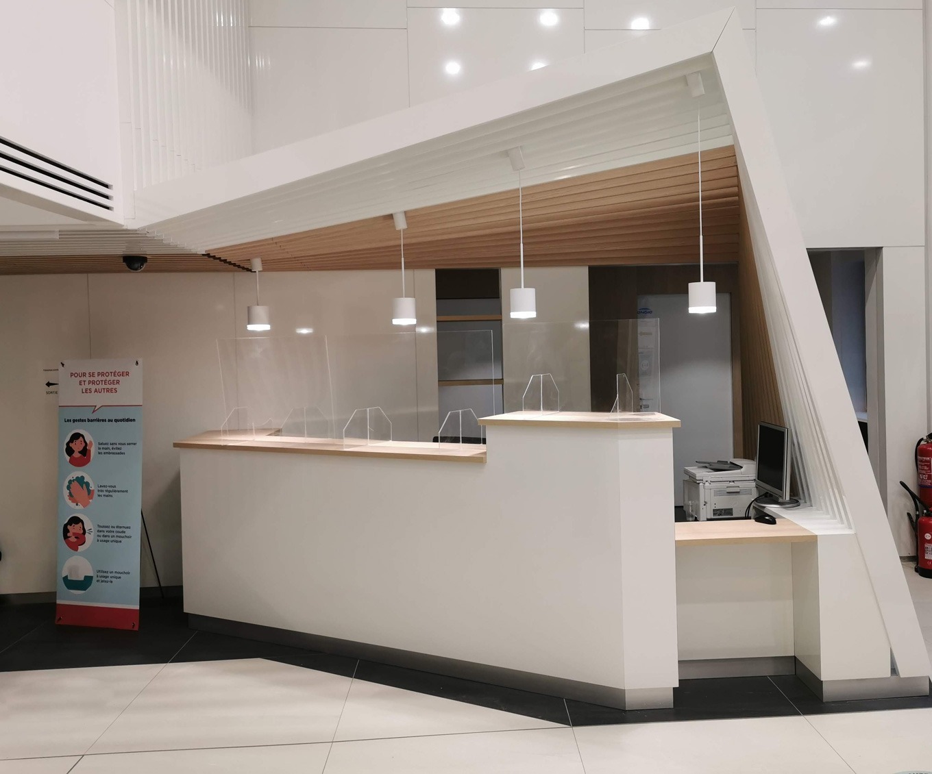 Agencement d'une banque d'accueil sur mesure pour un bâtiment d'entreprise Parisien