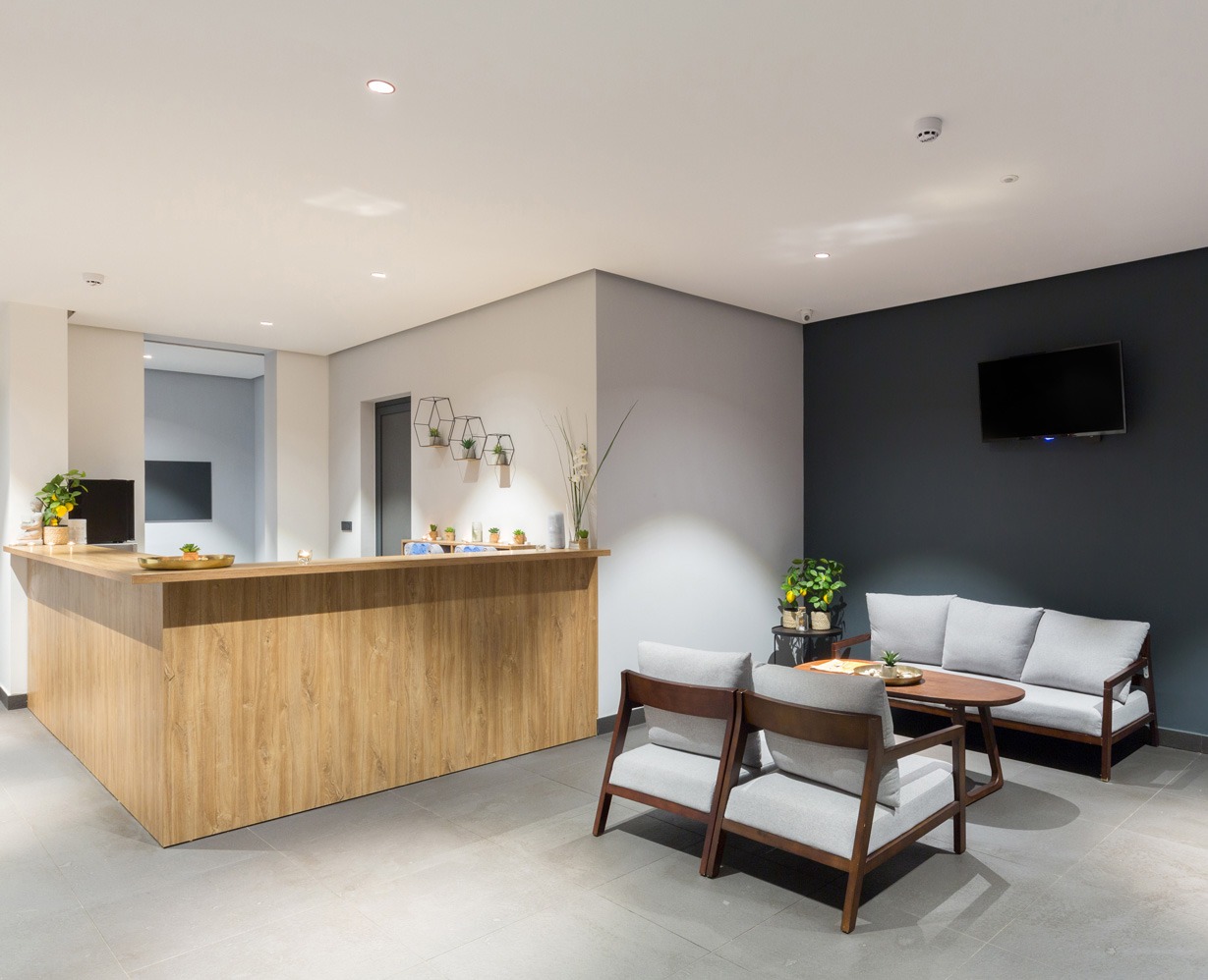 Banque d'accueil et espace d'attente pour un institut esthétique