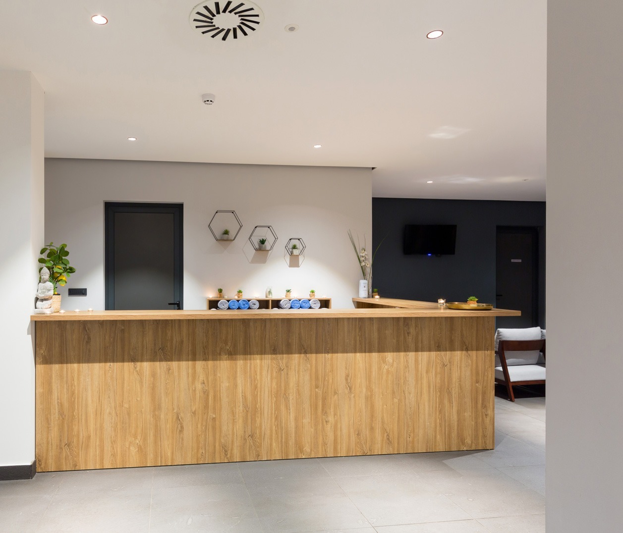 Banque d'accueil sur mesure pour l'agencement d'un institut esthétique