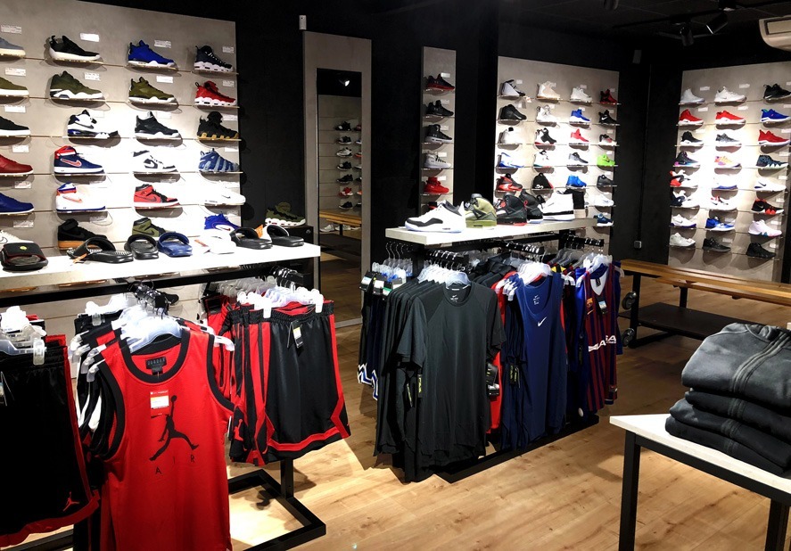 Agencement magasin de sport Mobilier surmesure RACINEA