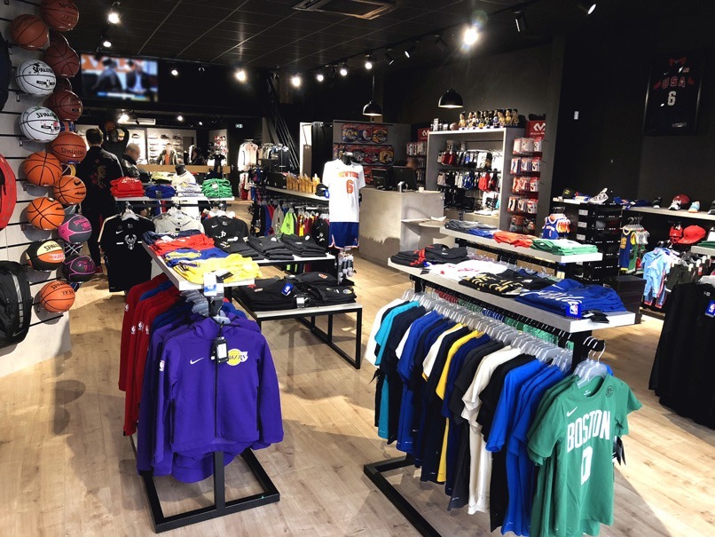 Agencement d'un magasin de sport spécialisé dans le basket