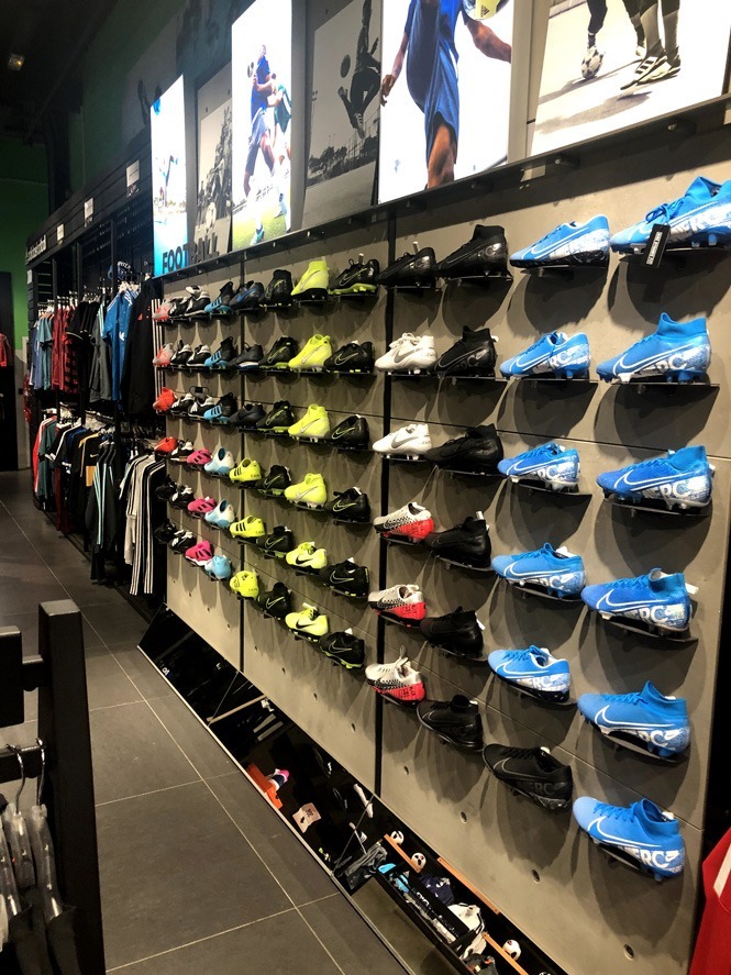 Agencement magasin de sport Mobilier surmesure RACINEA