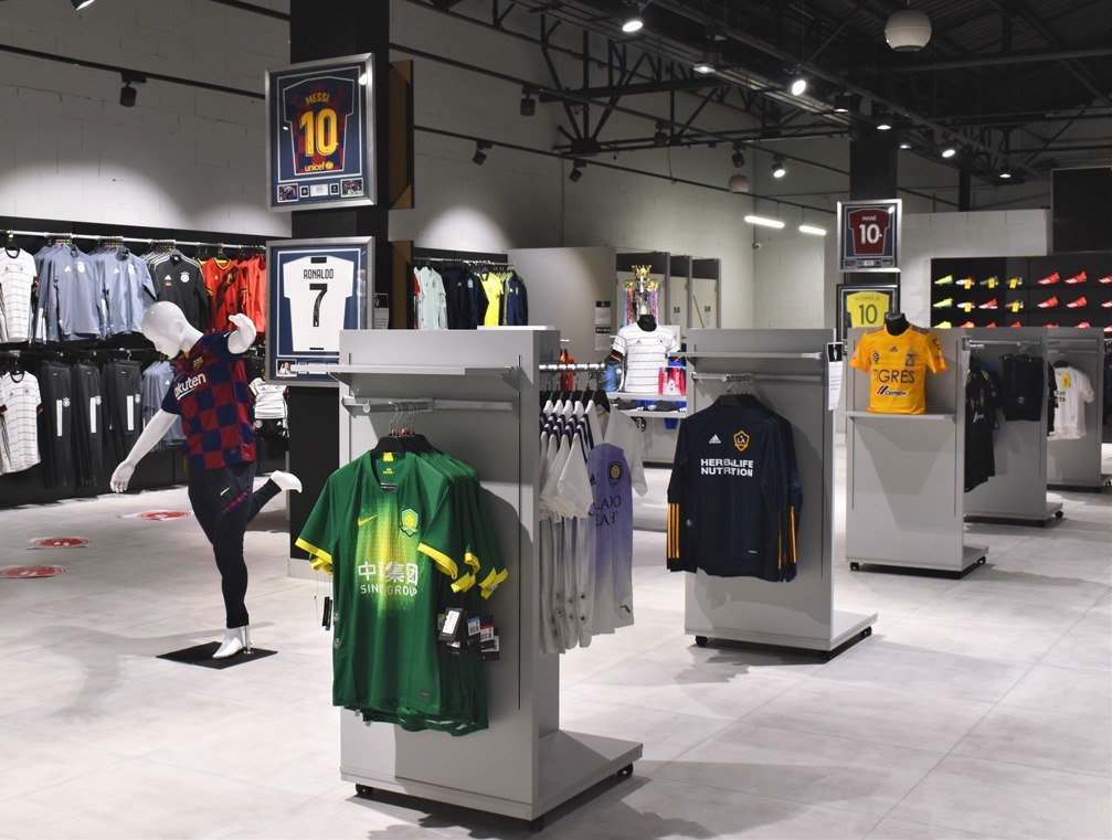 Agencement d'un magasin de sport spécialisé dans le football