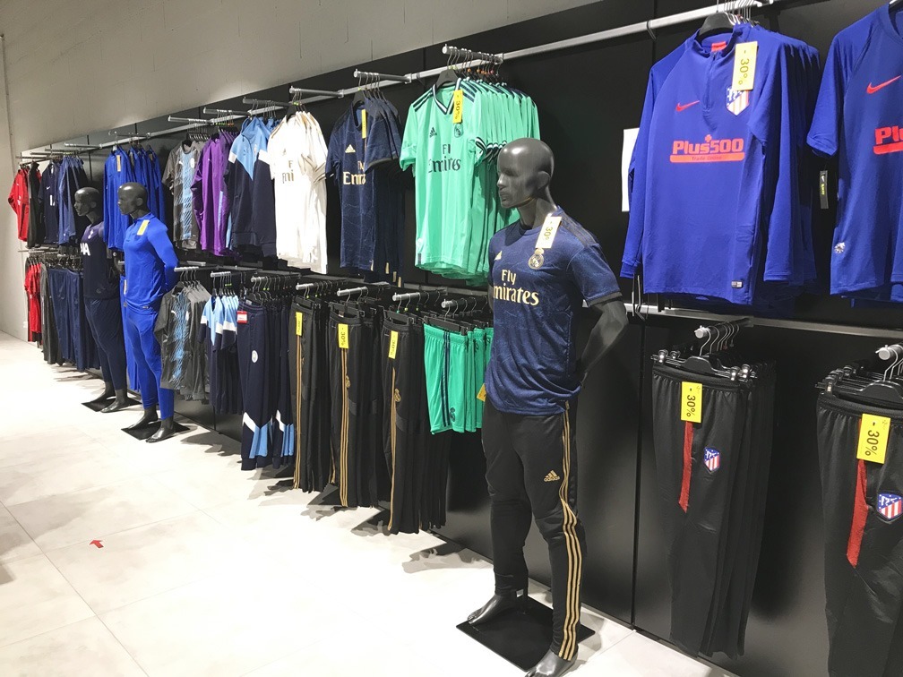Agencement d'un magasin de sport spécailisé dans la vente d'équipements de football