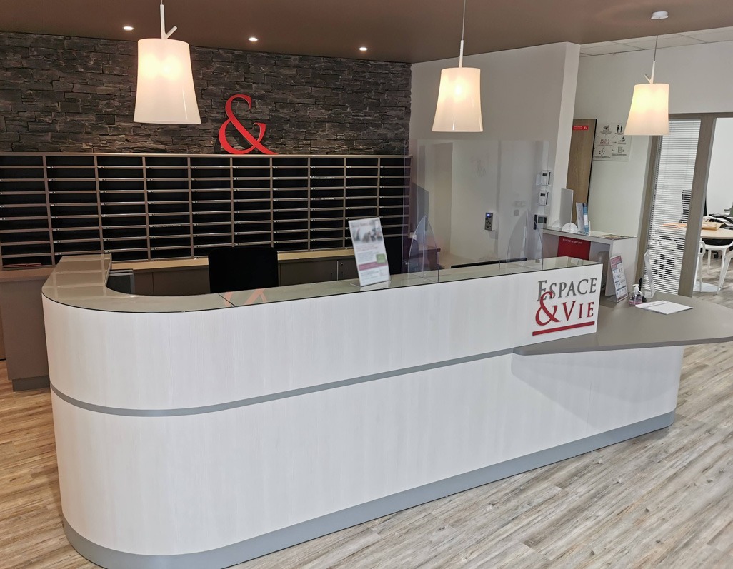 Agencement d'une banque d'accueil sur mesure dans un EHPAD