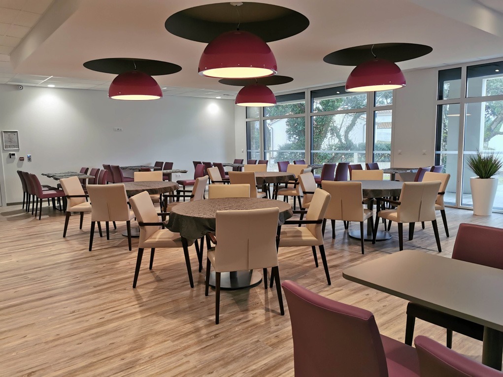 Agencement d'une grande salle de restauration et de son mobilier pour un EHPAD