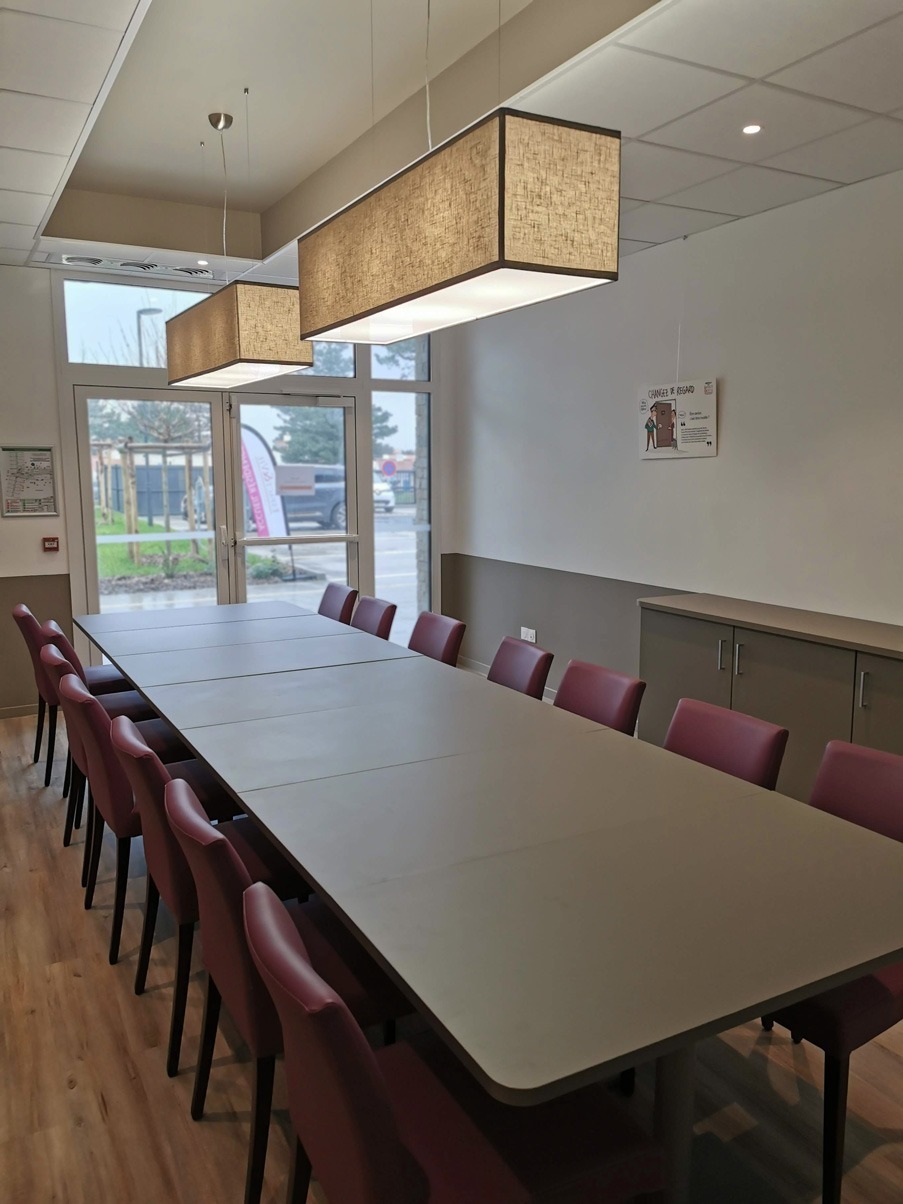 Salle commune d'un EHPAD et son mobilier