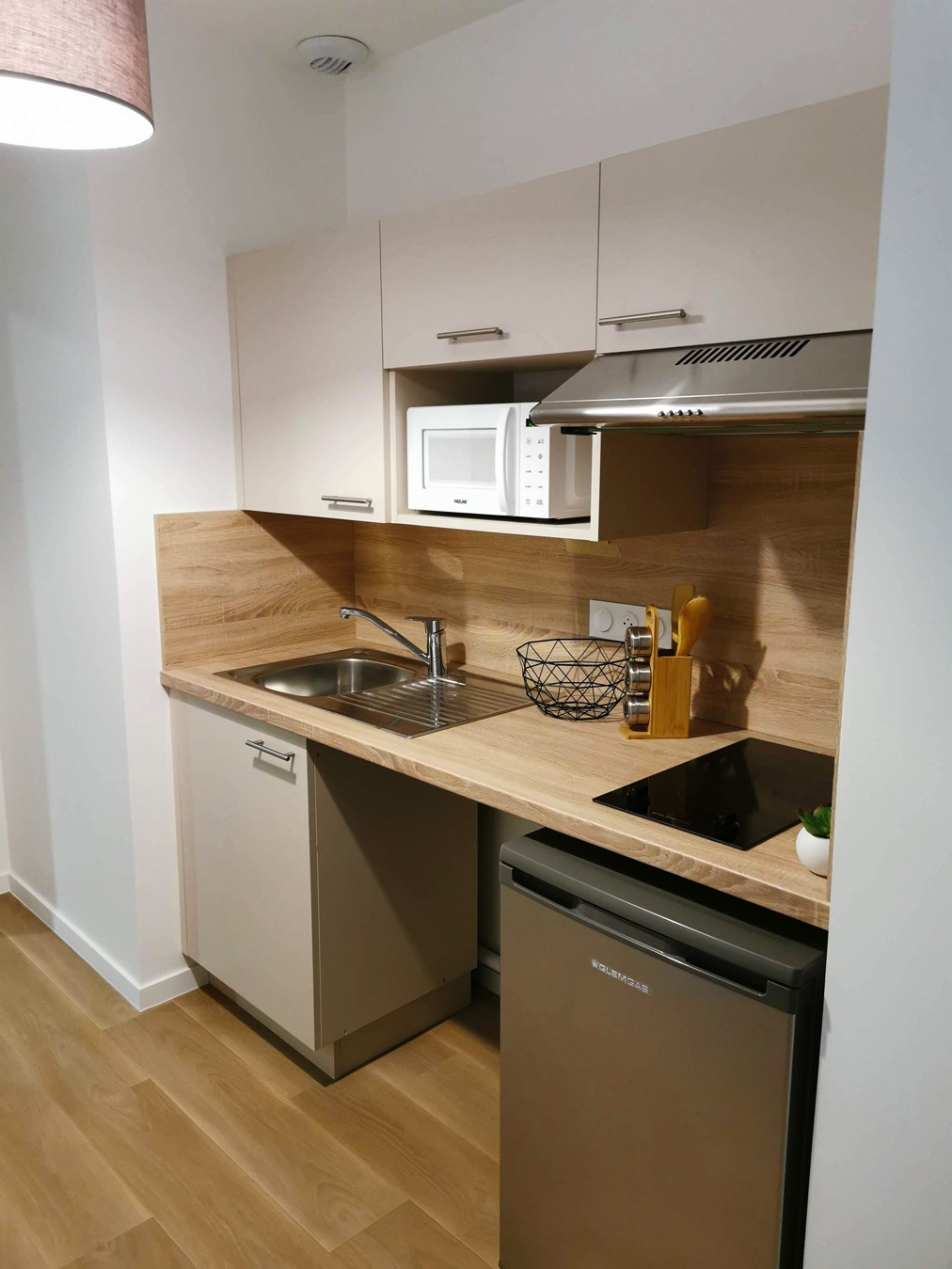 Agencement d'une kitchenette dans un EHPAD accessible pour PMR