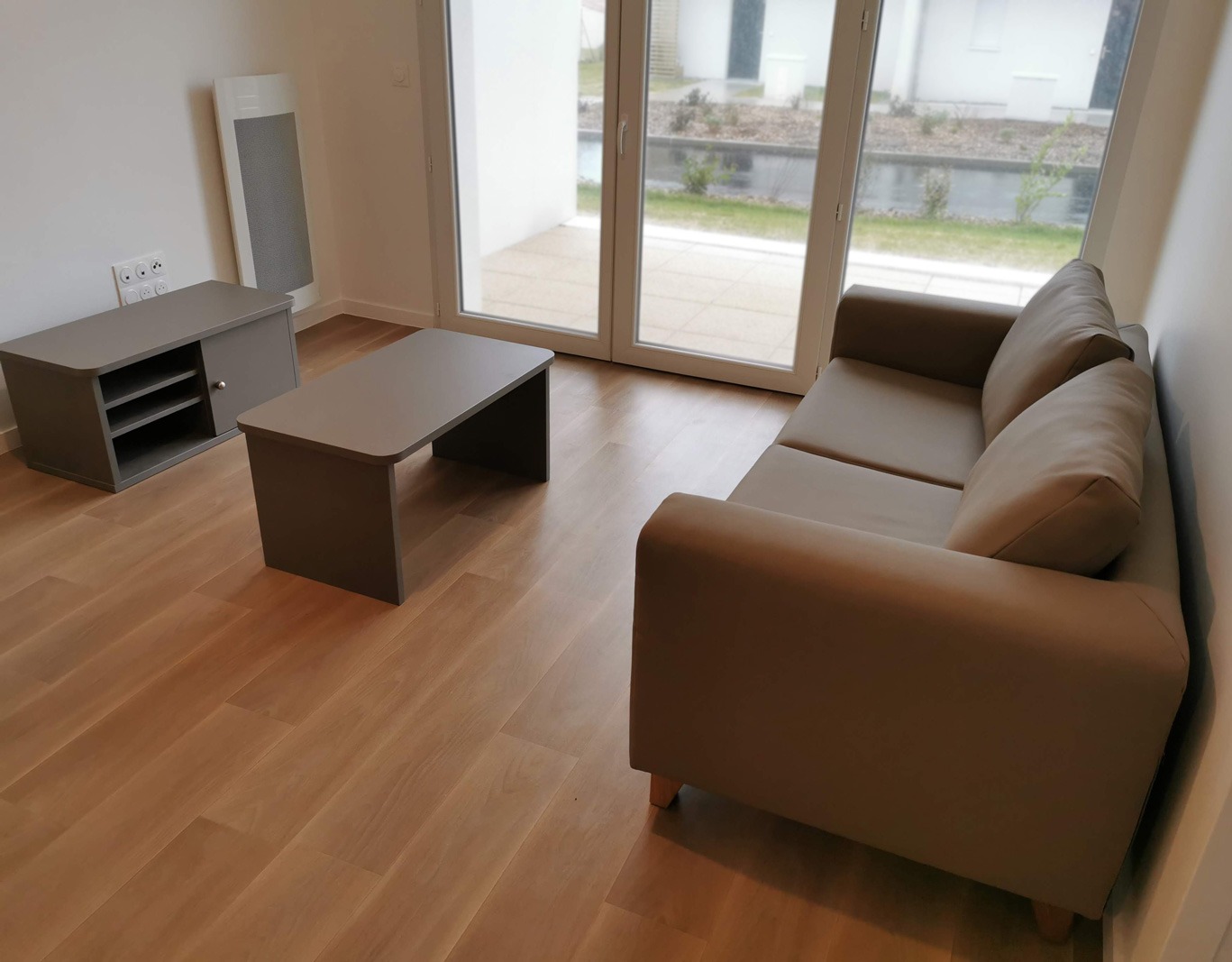 Agencement d'un espace salon dans une chambre d'EHPAD