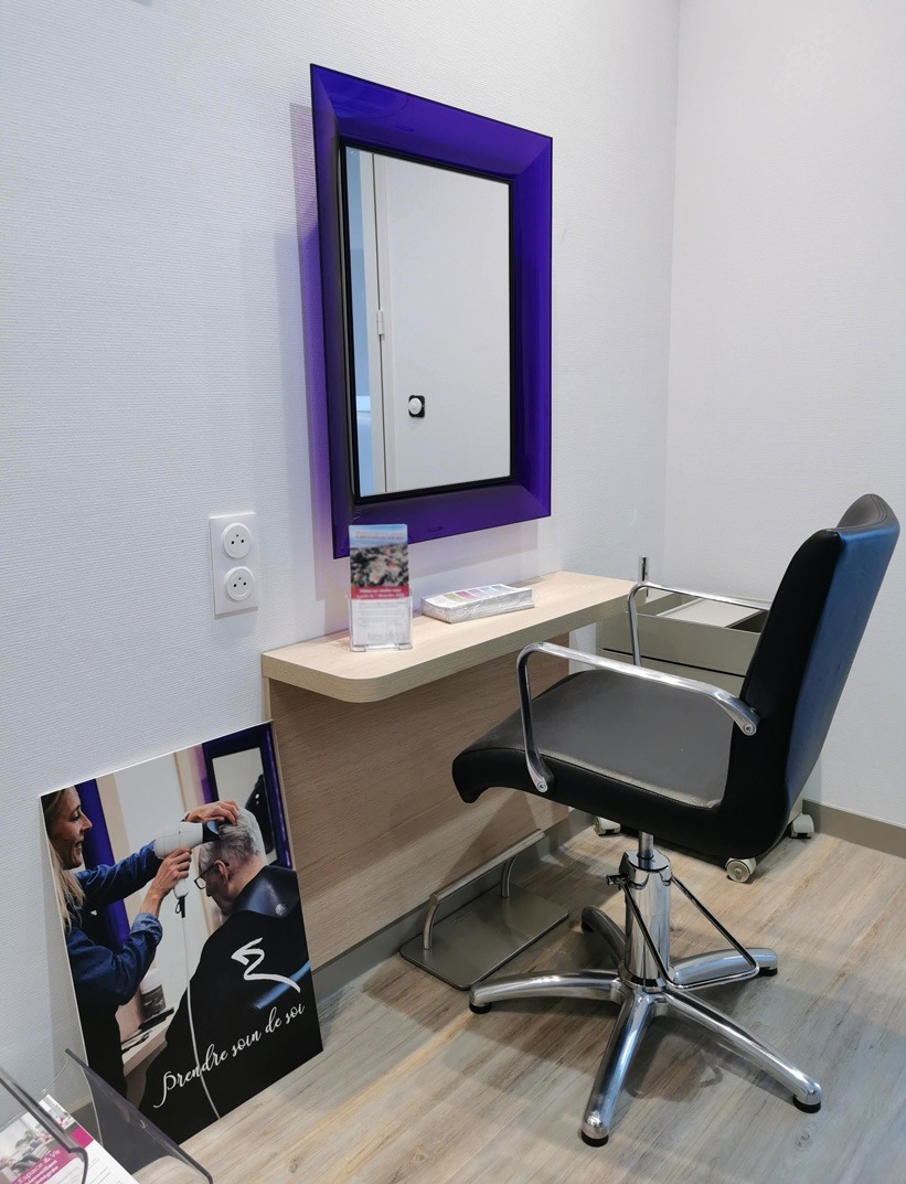 Agencement d'un espace coiffure et son mobilier dans un EHPAD