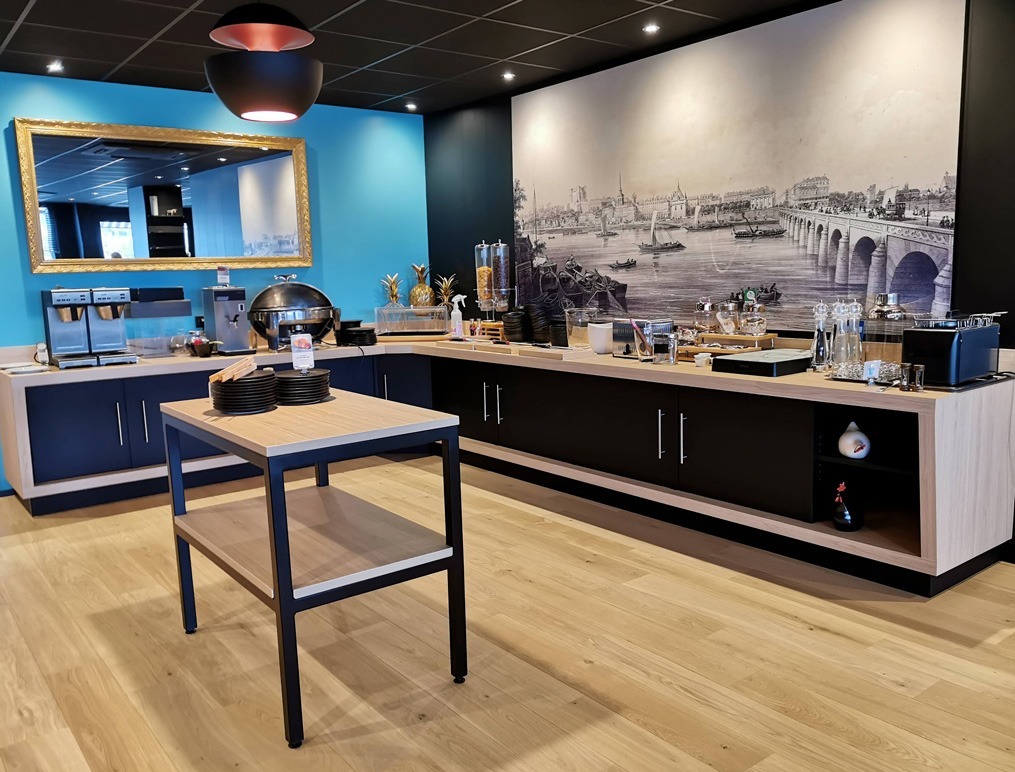 Agencement de l'espace petit déjeuner d'un hôtel et son mobilier