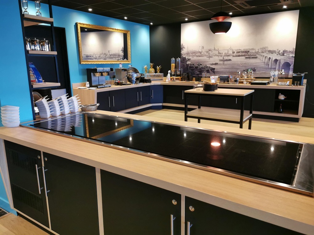 Mobilier d'agencement sur mesure pour le buffet d'un hôtel