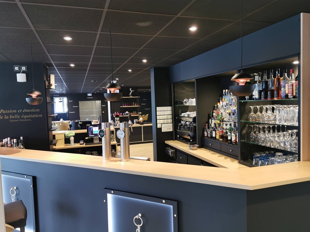 Mobilier d'agencement pour l'espace bar d'un hôtel