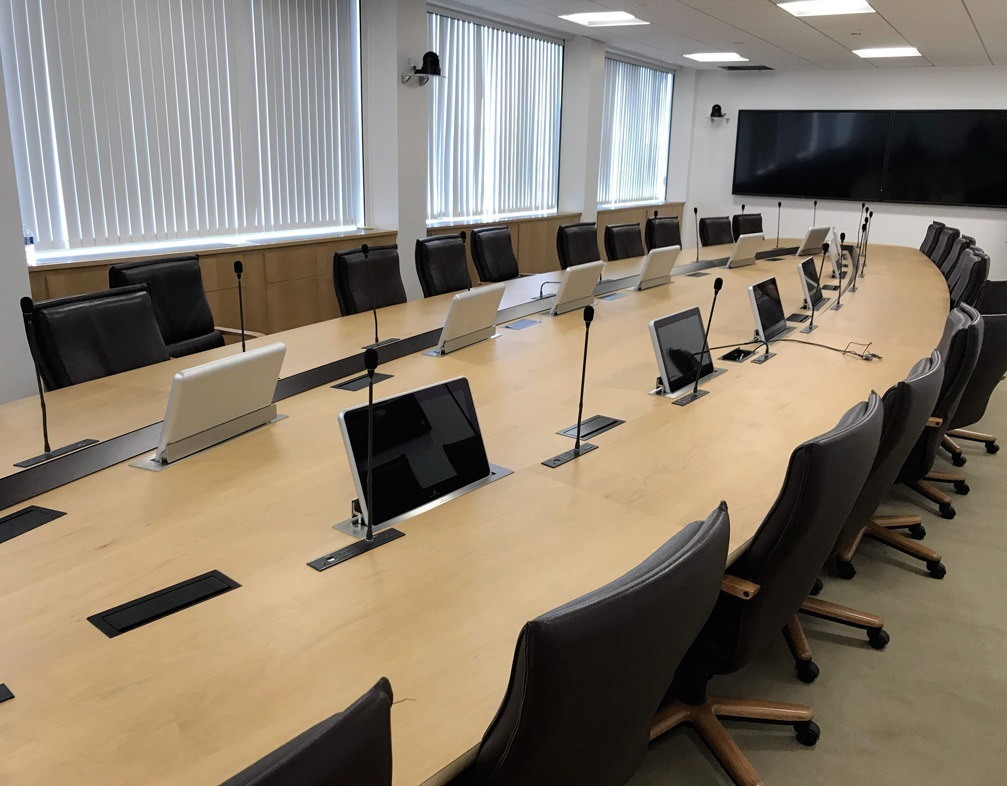 Agencement d'une grande salle de réunion avec du mobilier incrusté