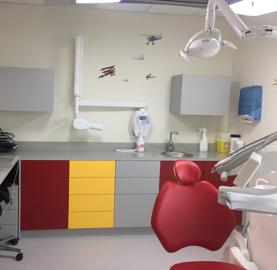 Aménagement d'un cabinet dentaire avec du mobilier sur mesure