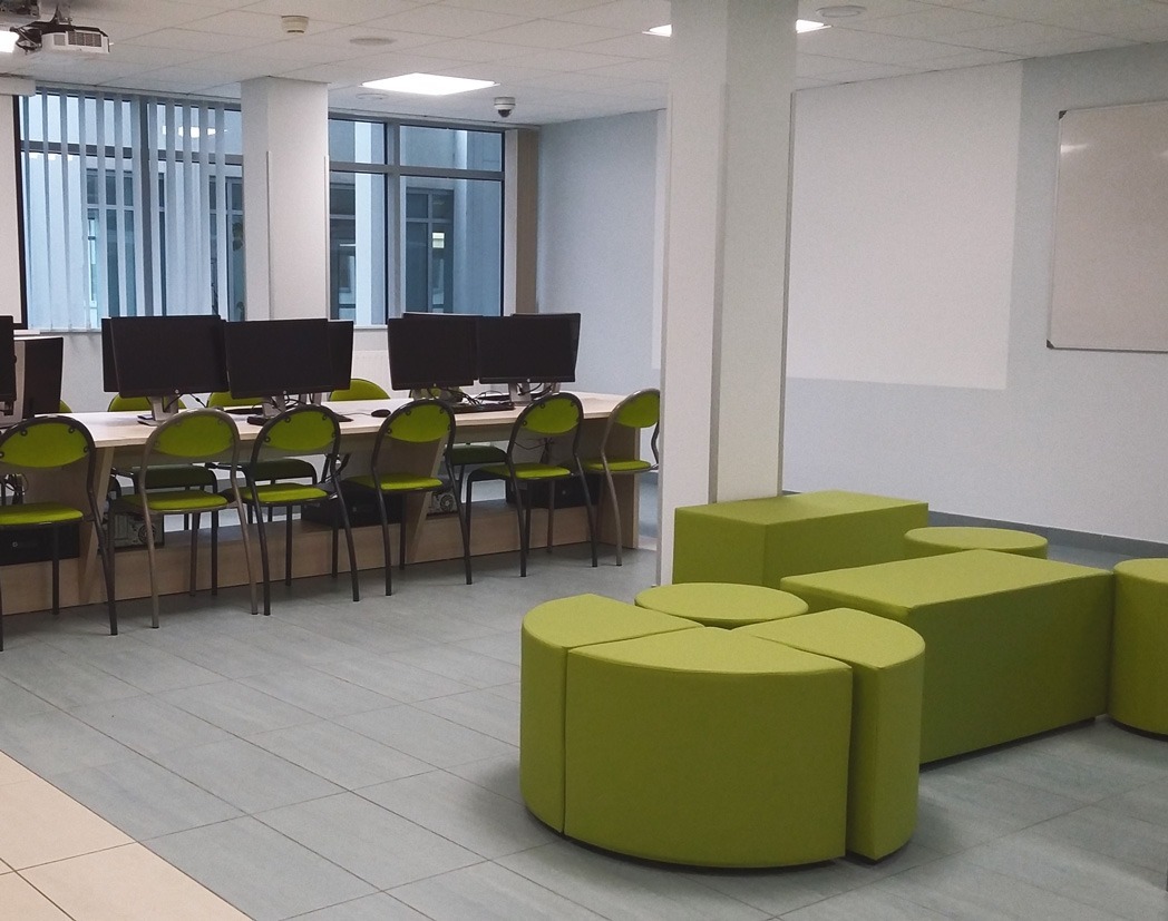 Aménagement d'une salle informatique flexible pour une université