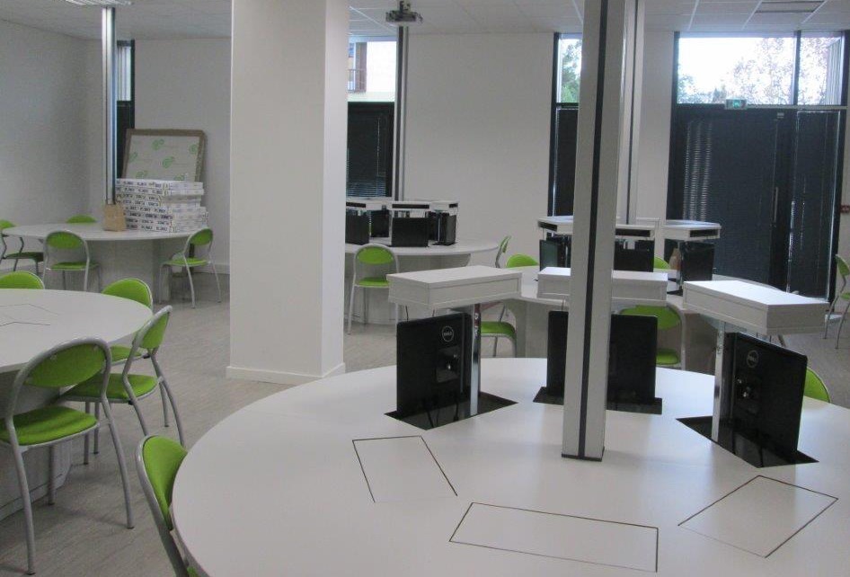 Aménagement d'une salle informatique flexible avec écrans escamotables