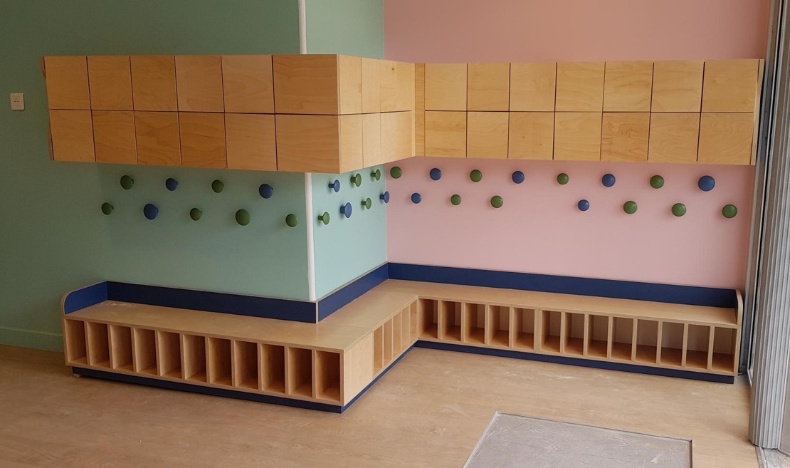 Aménagement d'un espace vestiaire avec porte manteaux pour une école maternelle