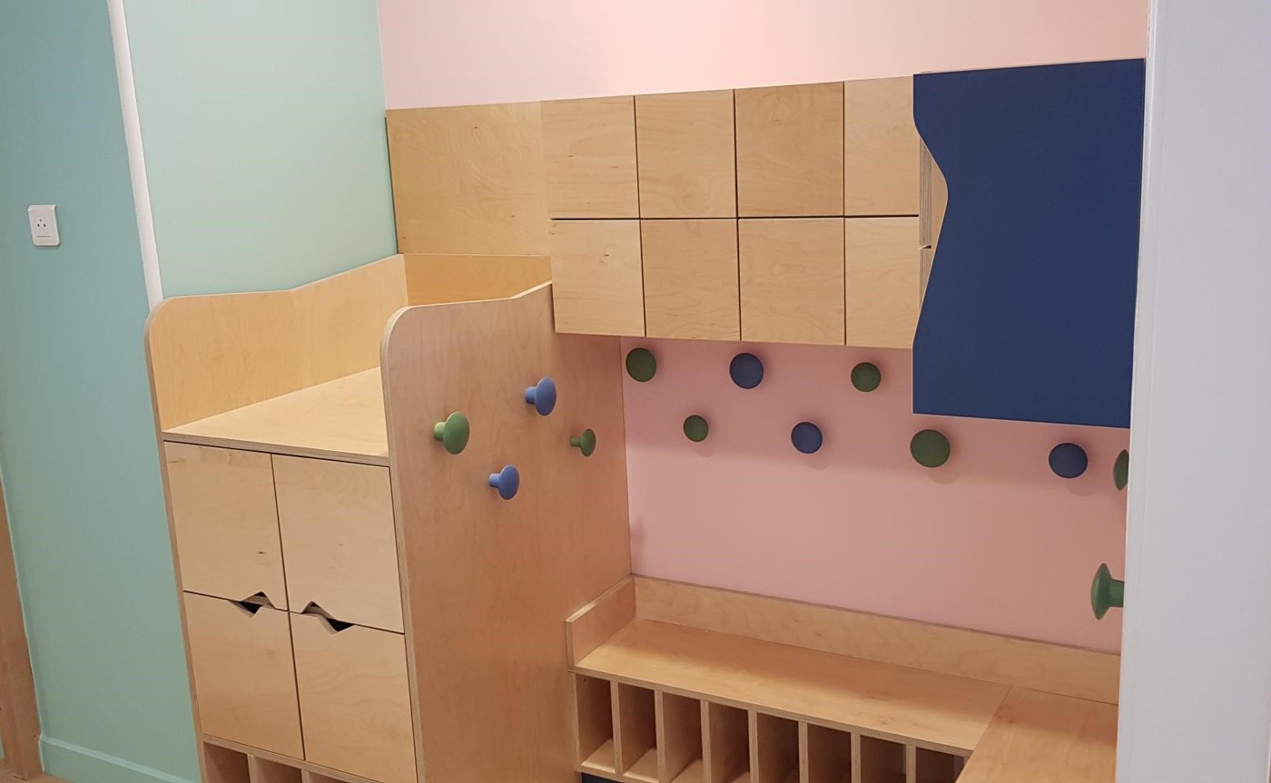 Espace vestiaire avec porte manteaux dans une classe maternelle