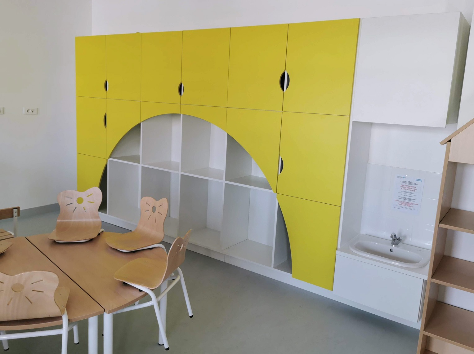 Aménagement de vestiaires pour petits dans une maternelle