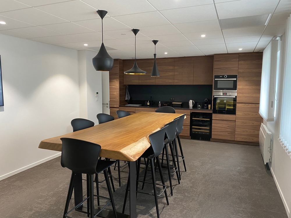 Agencement d'une salle de pause avec son mobilier de restauration