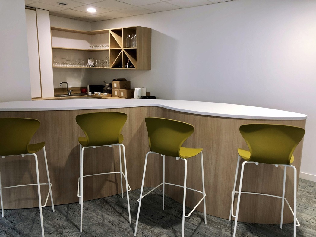 Mobilier pour une salle de pause avec tabourets et bar