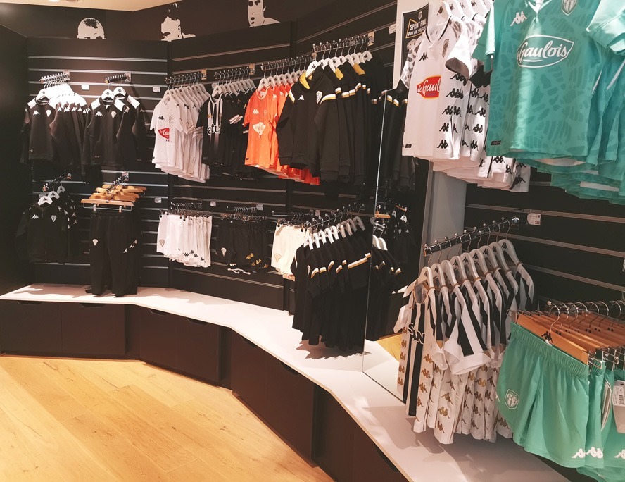 Agencement de l'espace tenue officielle d'une boutique de sport