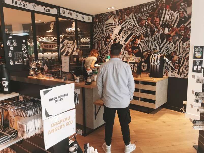 Agencement de l'espace caisse et du mobilier de rangement pour une boutique de sport