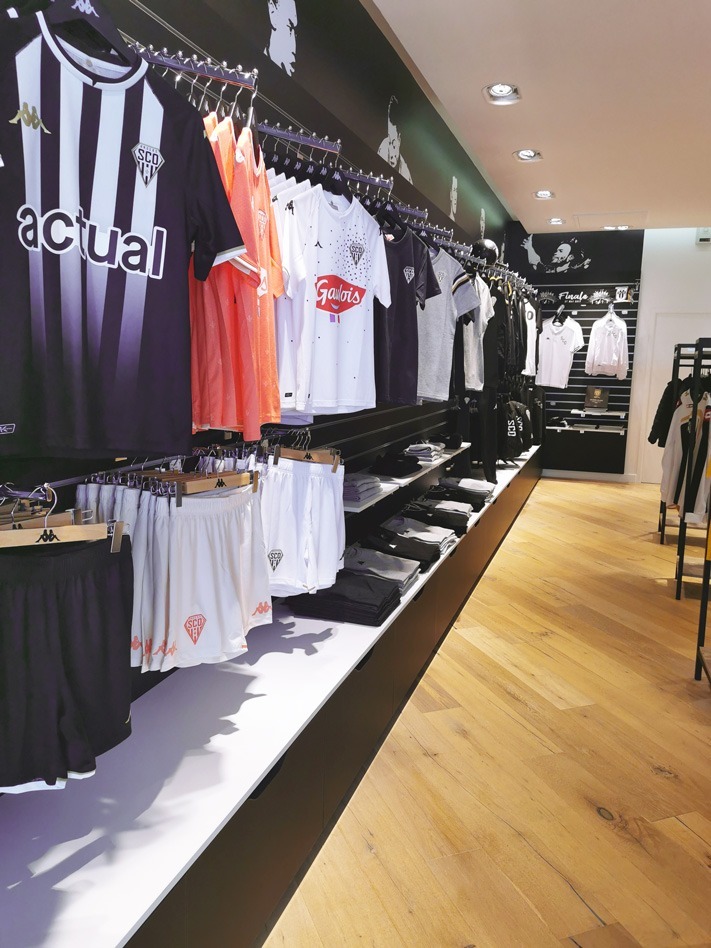 Agencement de présentoirs muraux pour une équipe de football professionnel