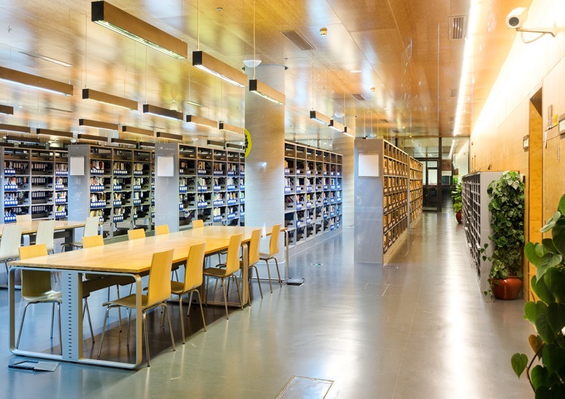 Aménagement d'une bibliothèque spacieuse avec du mobilier sur mesure