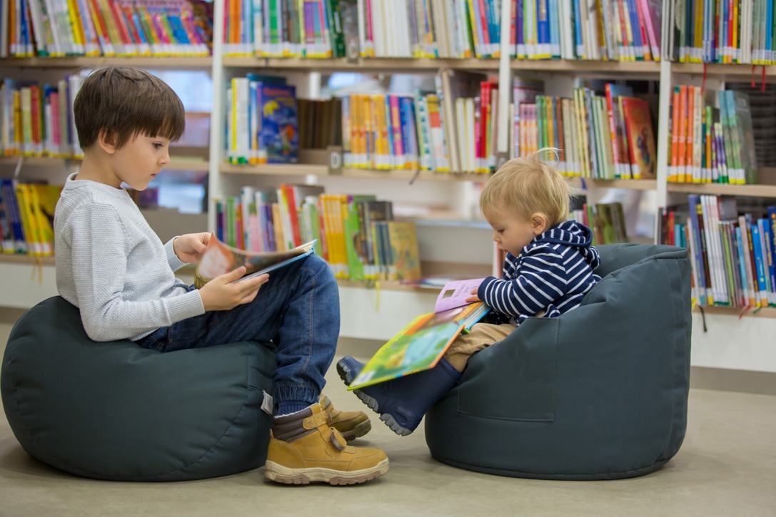 Mobilier bibliothèque confortable adapté pour les enfants