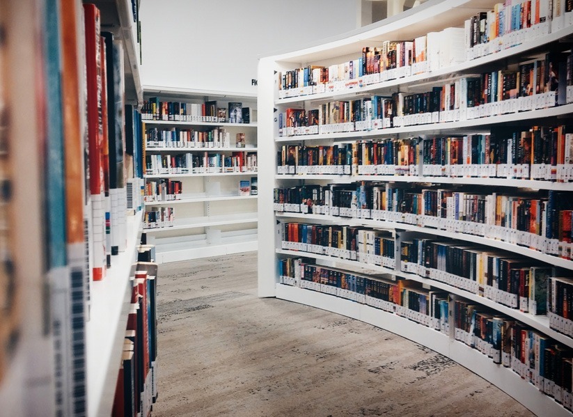 Mobilier de bibliothèque sur mesure avec étagère courbée