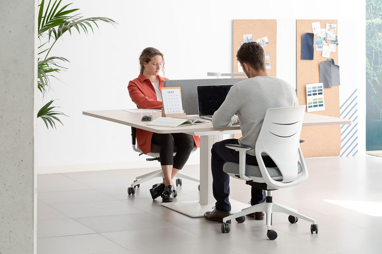 Mobilier de bureau confortable conçu pour un duo