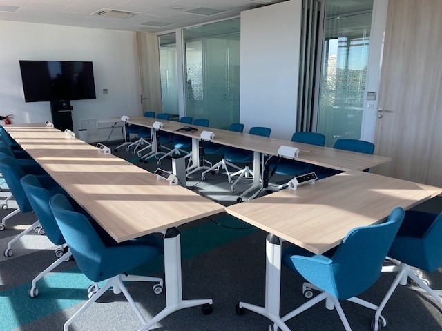 Mobilier de bureau haut de gamme pour une salle de réunion ou de visio-conférence adaptable
