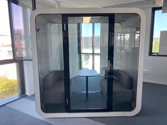 Agencement d'une cabine acoustique design et confort pour deux ou quatre personnes