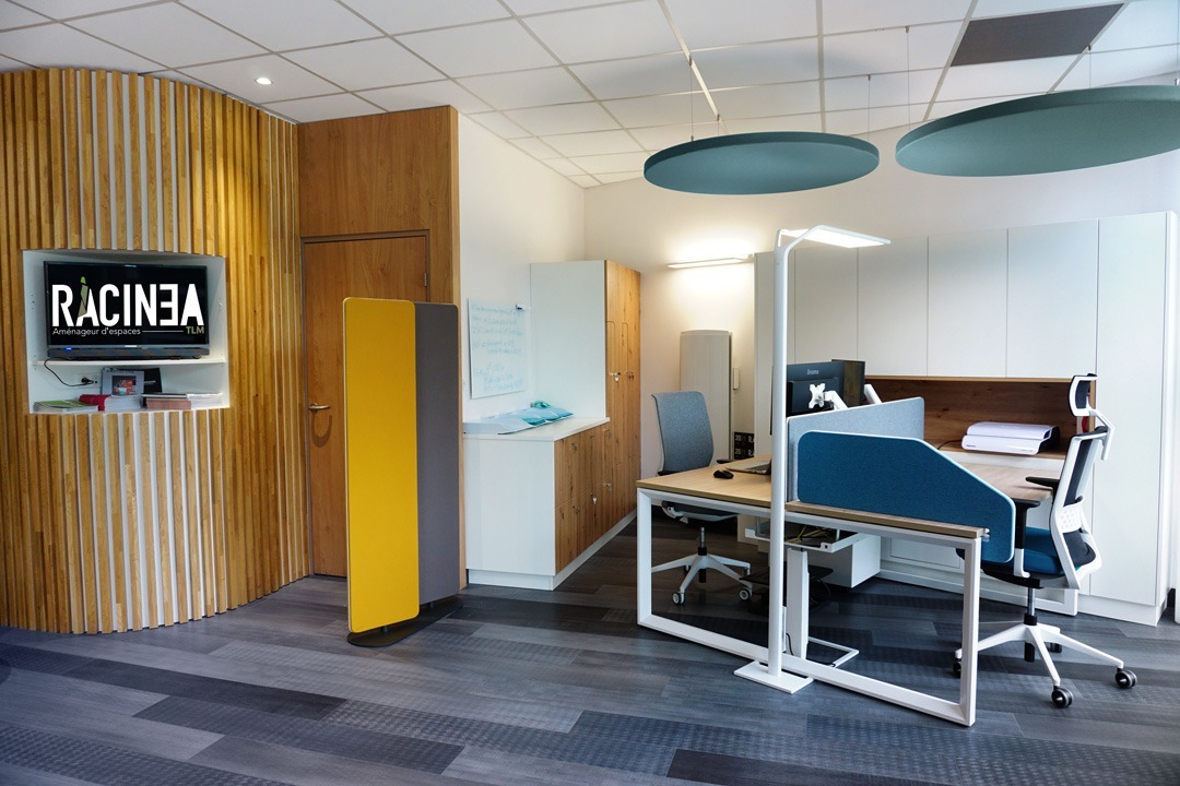 Mobilier de bureau professionnel avec cloisons individuelles à l'agence RACINEA TLM - Tours