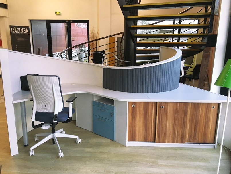 Mobilier de bureau haut de gamme sur mesure pour le showroom de l'agence RACINEA - Angers