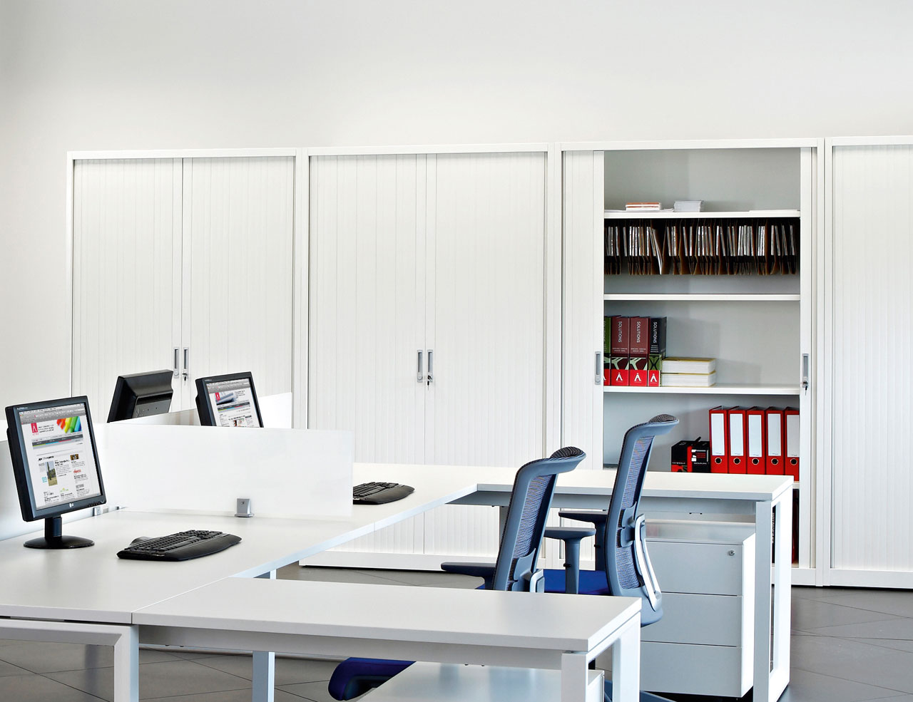 Mobilier de bureau design et confortable avec ses armoires de rangement
