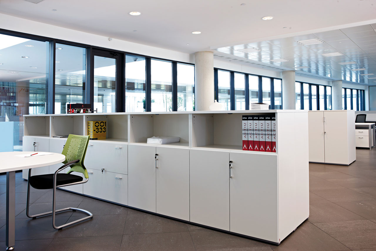 Mobilier de bureau haut de gamme avec ses rangements sécurisés ou apparents