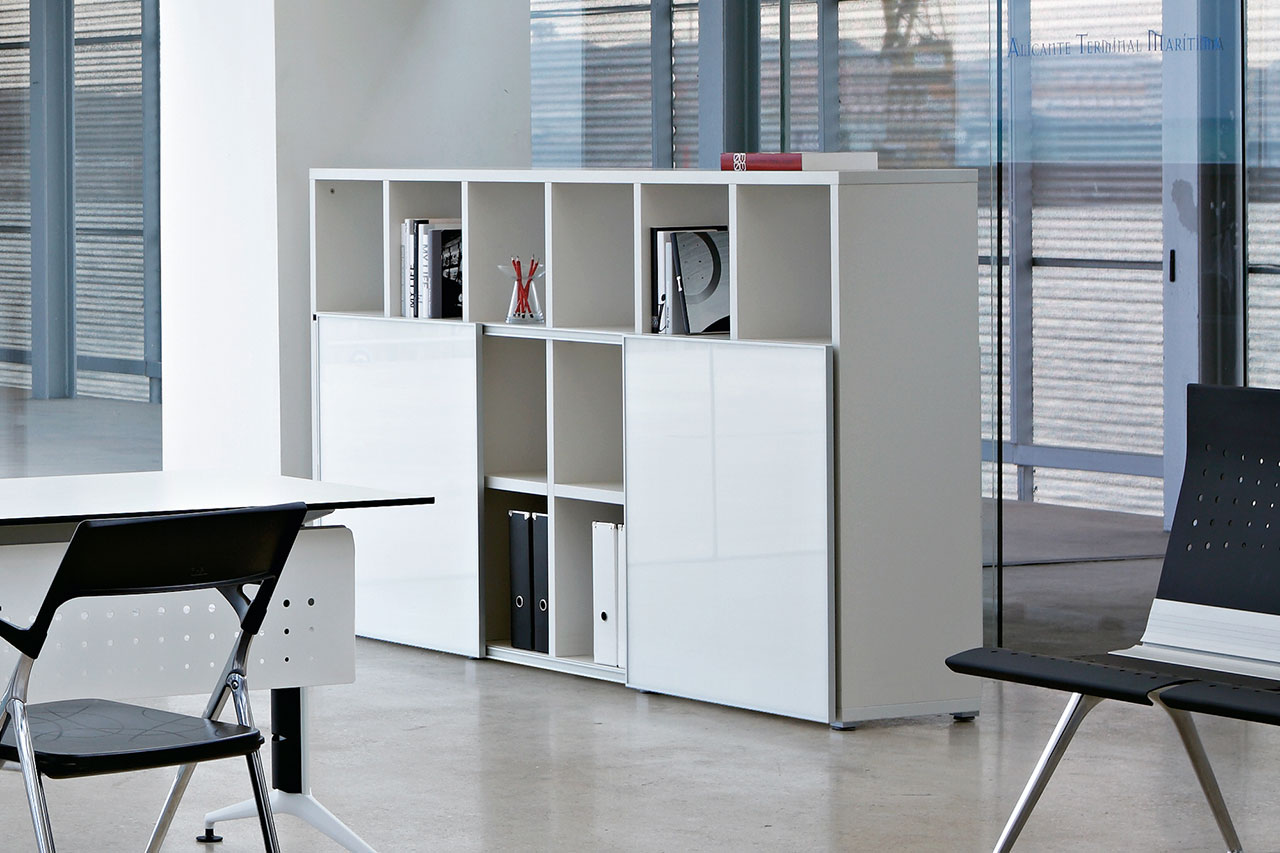 Mobilier de bureau professionnel avec rangements apparents intégrés