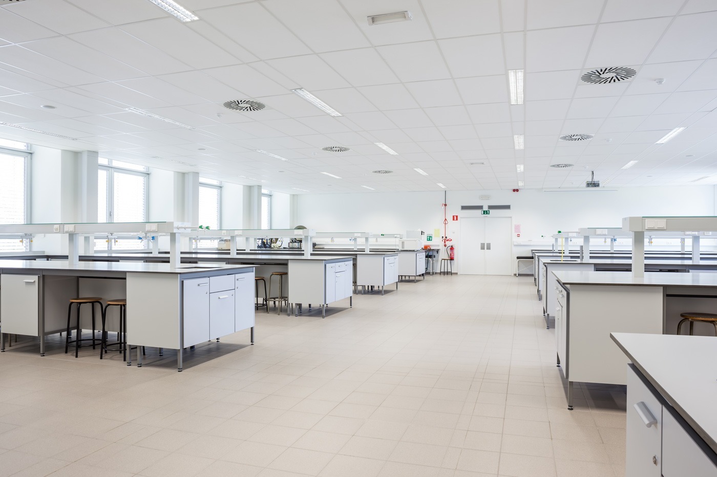 Mobilier scolaire pour un grand laboratoire de sciences
