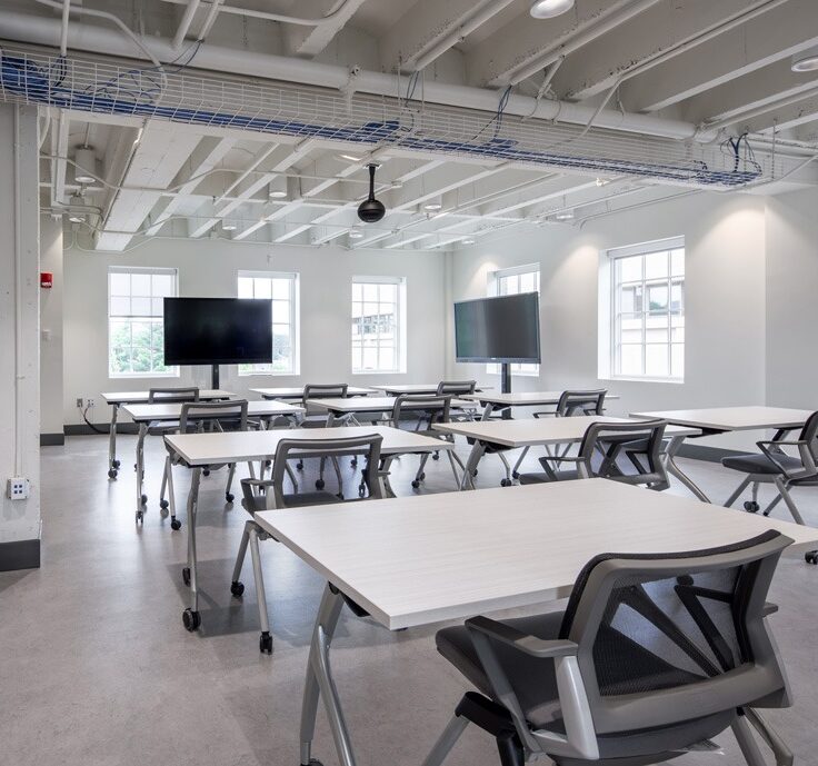 Mobilier scolaire déplaçable pour suivre des cours en visio-conférence