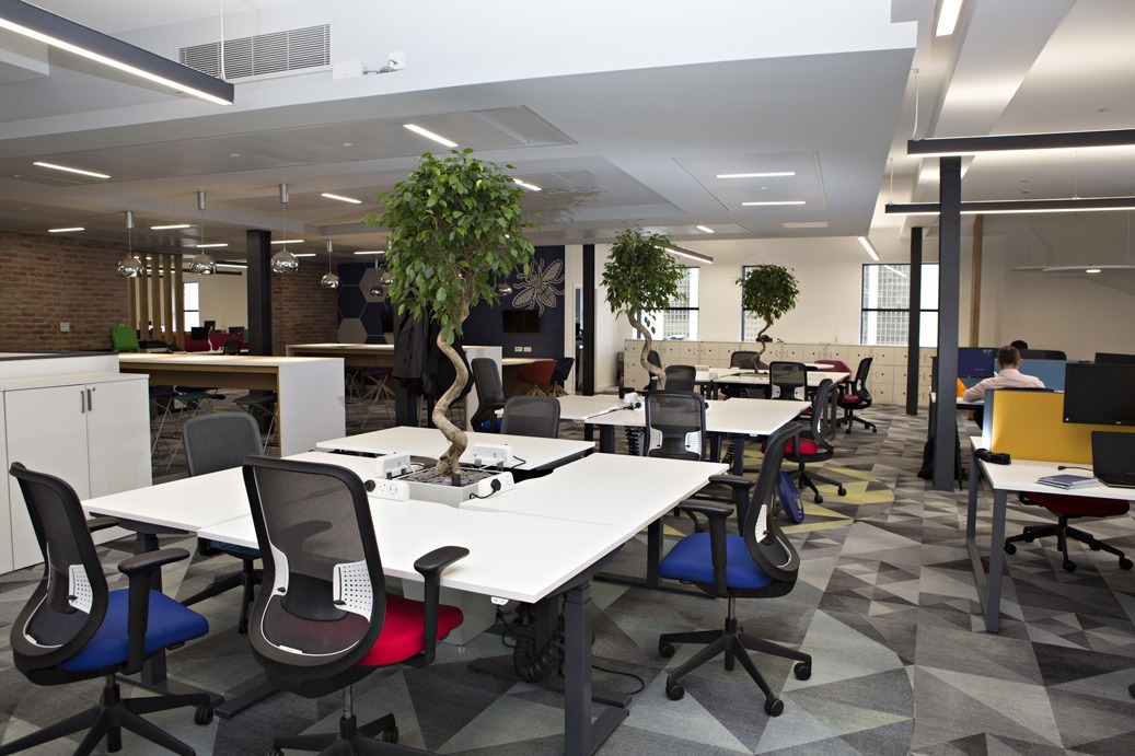 Agencement d'un espace coworking avec du mobilier scolaire