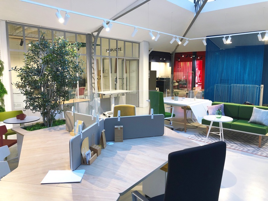 Aménagement d'un showroom spacieux avec éclairage optimisé