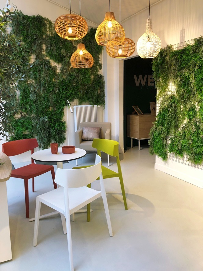 Aménagement d'un showroom pour mettre en valeur du mobilier de bureau avec un éclairage adapté