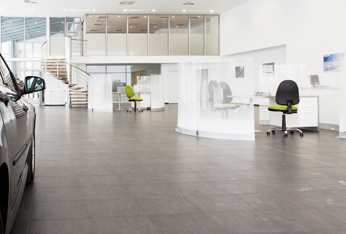 Aménagement d'un showroom sobre pour un concessionnaire