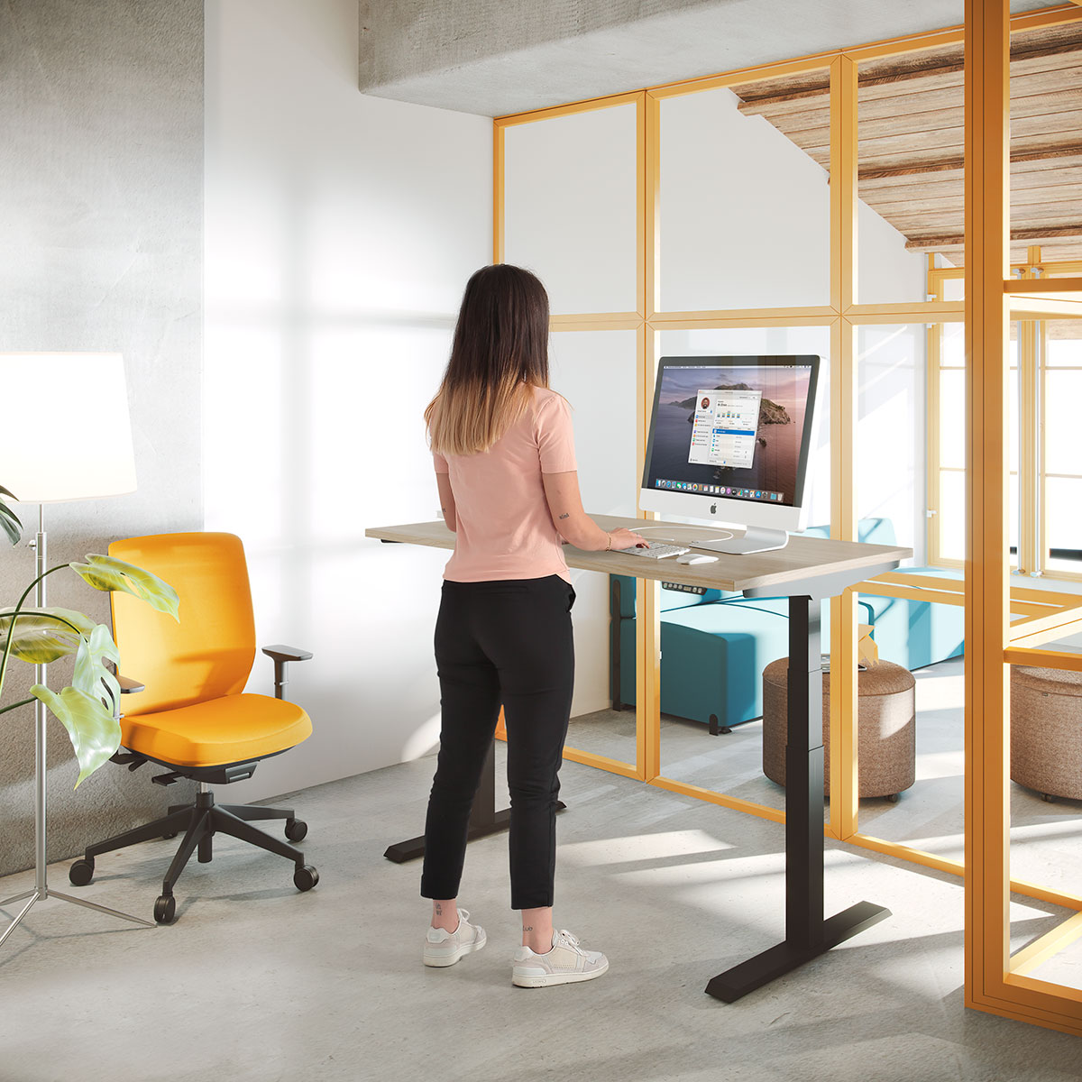 Bureau réglable en hauteur pour travailler en position debout